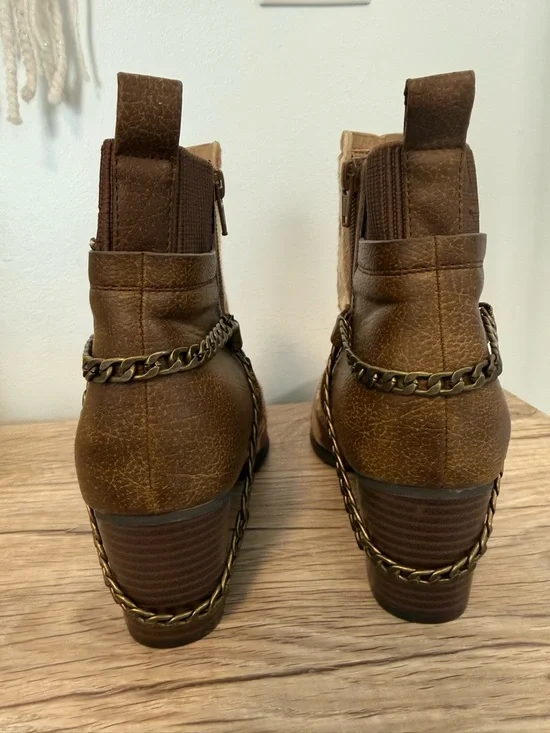 Comfort EST. 1946 Ankle Boots Brown Faux Cow
Hide Med Heel Size 9 - Picture 8 of 12